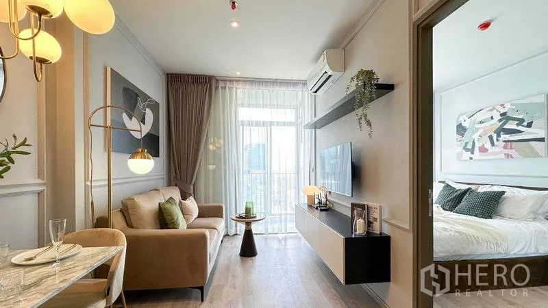 คอนโด ให้เช่าในWatthana, Bangkok - ห้องนั่งเล่นอบอุ่น ทีวีกำแพง แอร์ และทางเข้าห้องนอนข้างหน้าต่างแบบฟูลไฮท์