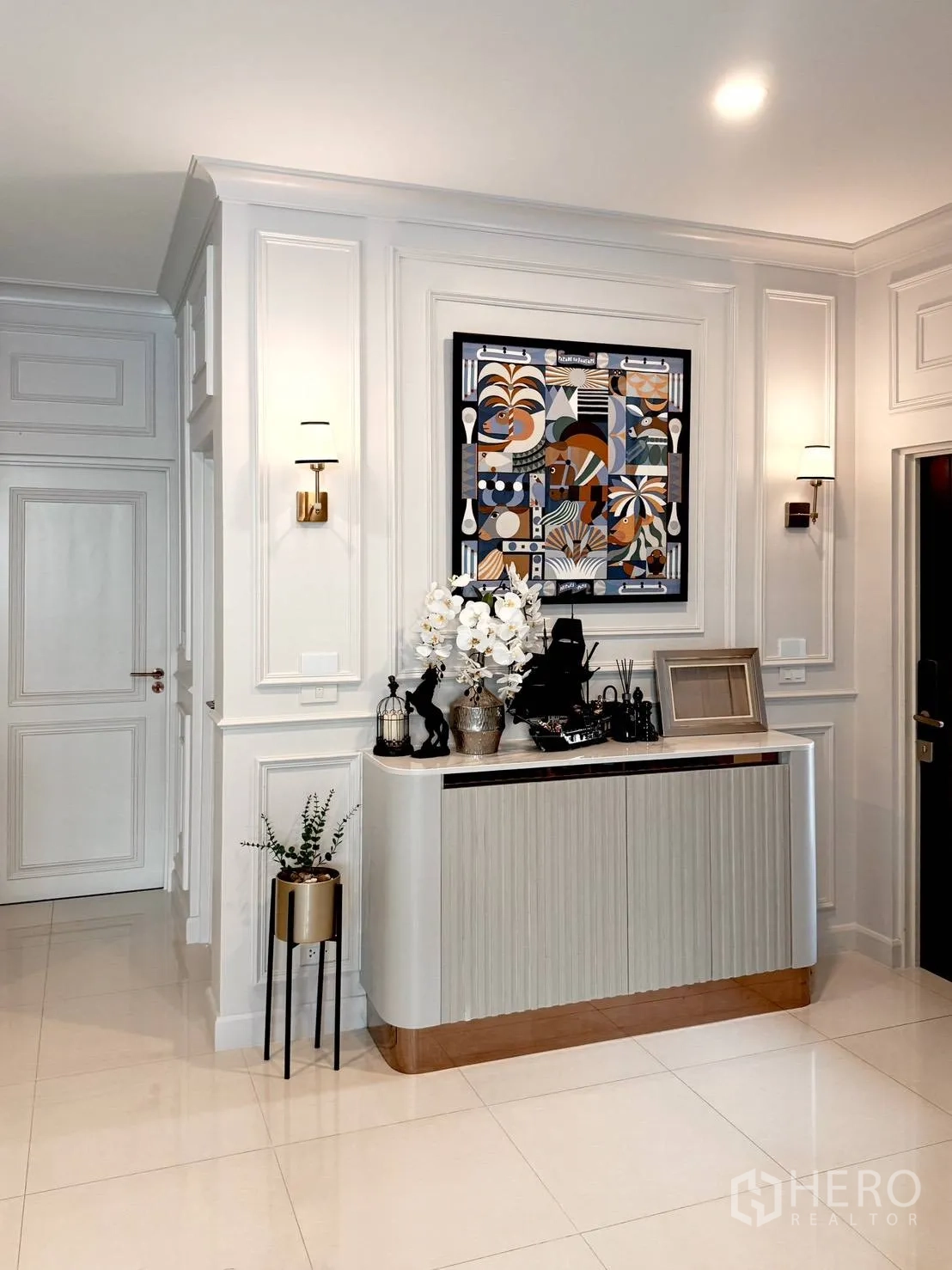Detached House for rent in Wang Thonglang, Bangkok - Stylish foyer corner featuring a console cabinet, wall paneling, and decor.