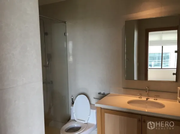 คอนโด ให้เช่าในKhlong Toei, Bangkok - ห้องน้ำสไตล์โมเดิร์นพร้อมตู้ shower กระจกใส เคาน์เตอร์อ่างล้างหน้าและกระจกบานใหญ่