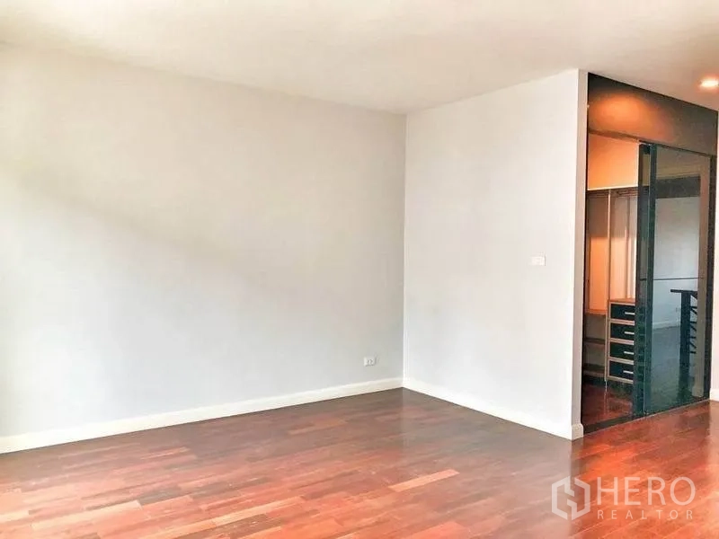 ทาวน์เฮาส์ ให้เช่าในWatthana, Bangkok - ห้องนอนหรือห้องอเนกประสงค์ พร้อมวอล์กอินคลอเซ็ตบานกระจก