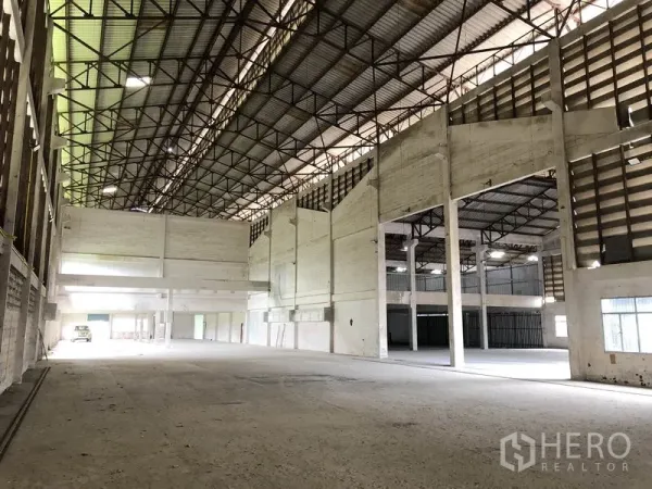 โรงงาน ให้เช่าในLam Luk Ka, Pathum Thani - พื้นที่ผลิตสูงโปร่ง เห็นช่องแสงและช่องทางเชื่อมต่อระหว่างช่วงเสา