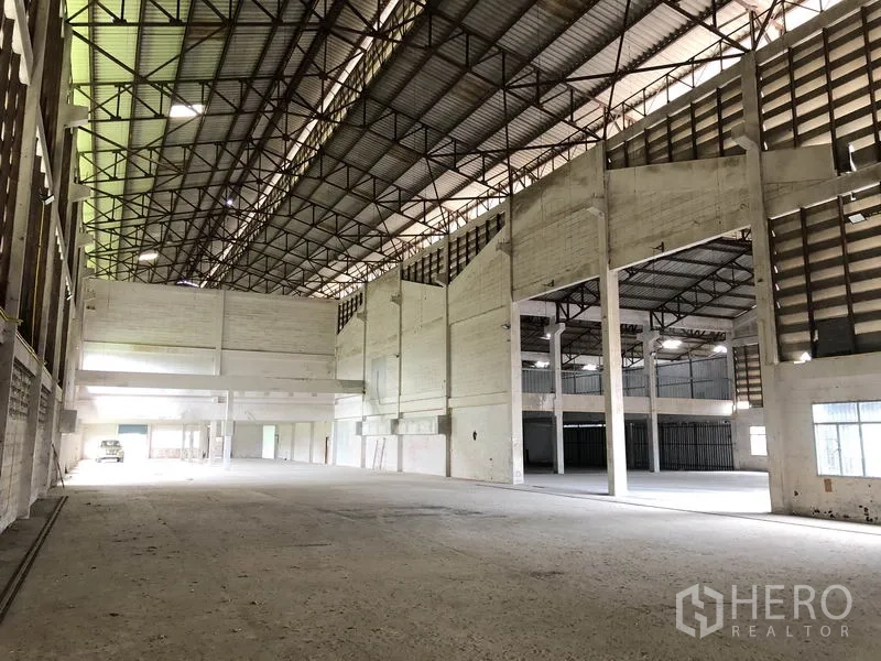 โรงงาน ให้เช่าในLam Luk Ka, Pathum Thani - พื้นที่ผลิตสูงโปร่ง เห็นช่องแสงและช่องทางเชื่อมต่อระหว่างช่วงเสา