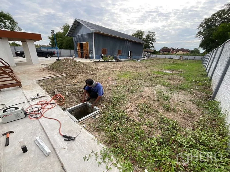 คลังสินค้า ให้เช่าหรือขายในNong Chok, Bangkok - ลานและพื้นที่ว่างกว้างภายในรั้วโครงการ มีทางเดินคอนกรีต เหมาะสำหรับขยายงาน