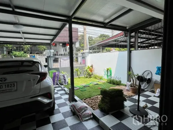 ทาวน์เฮาส์ ให้เช่าในDin Daeng, Bangkok - ที่จอดรถมีหลังคาพื้นลายตาราง ถัดจากสวนหน้าบ้านขนาดกะทัดรัดและรั้วบ้าน