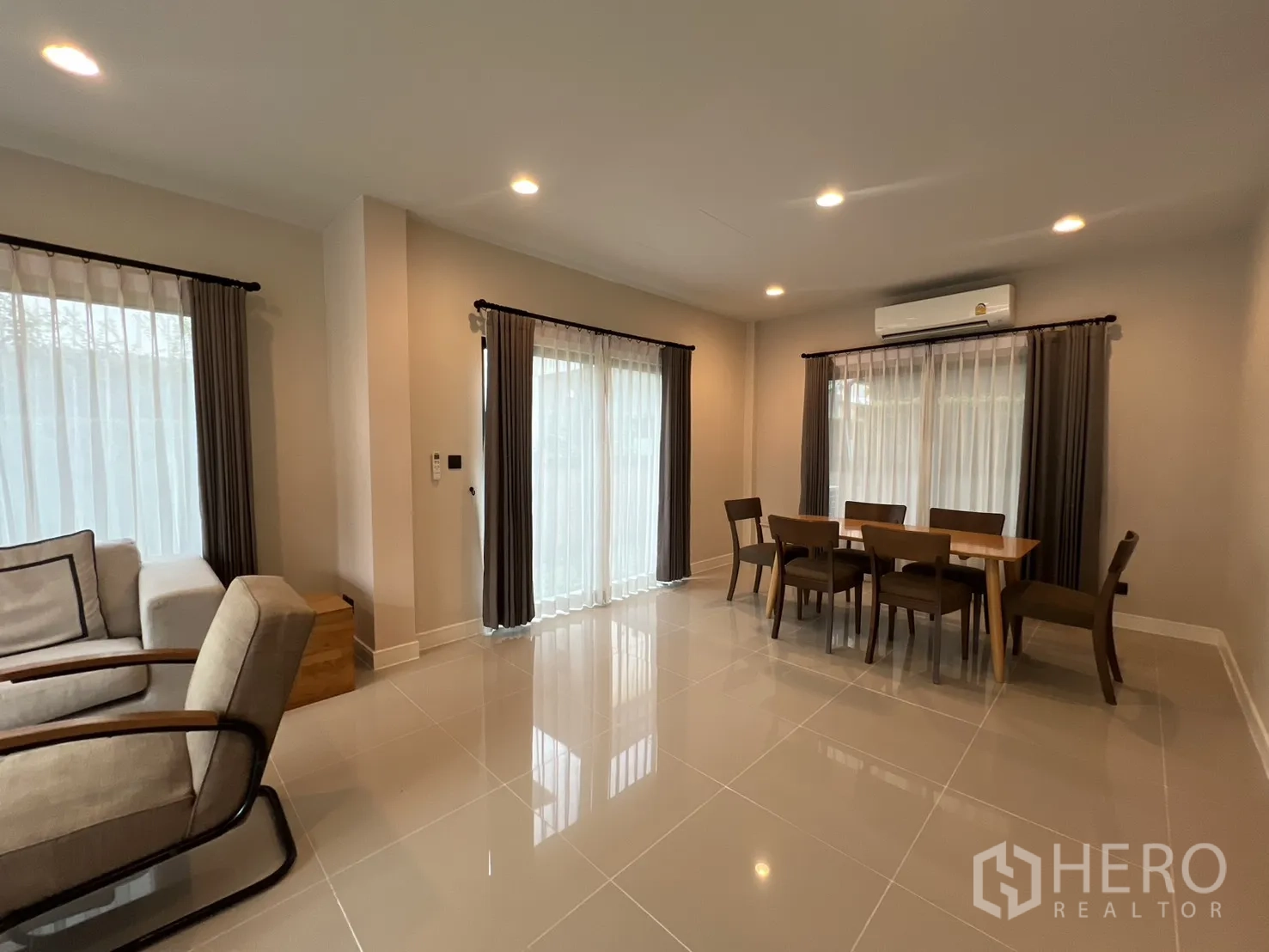 บ้าน ให้เช่าในBang Kapi, Bangkok - พื้นที่นั่งเล่น-ทานอาหารแบบเปิดโล่ง รับแสงธรรมชาติ