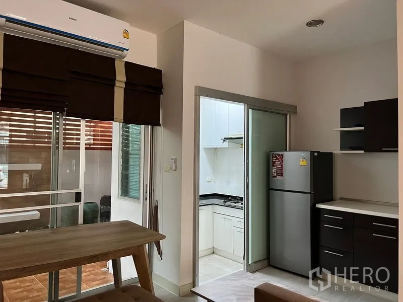 ทาวน์เฮาส์ ให้เช่าในSaphan Sung, Bangkok - มุมรับประทานอาหารติดประตูกระจก พร้อมครัวปิดกั้นด้วยกระจกและตู้เย็นสแตนเลส