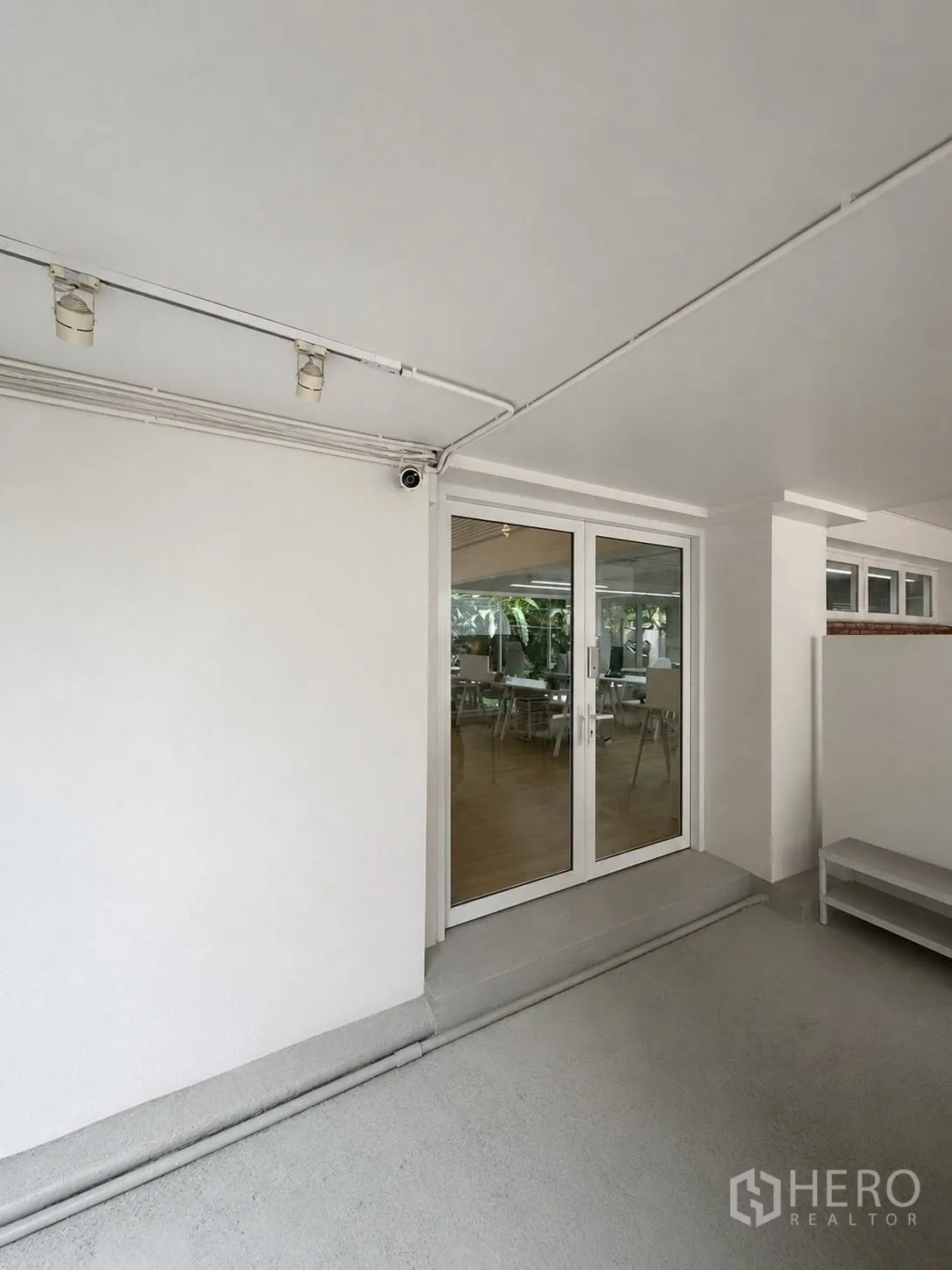 Office Space for rent in Phaya Thai, Bangkok - Covered entry area with glass door leading into the office.