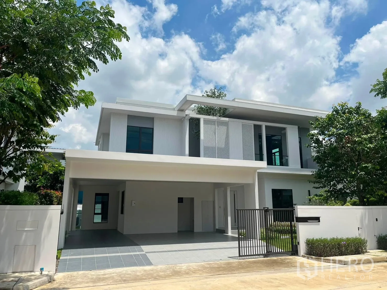 Detached House for rent in Bang Phli, Samut Prakan - Modern two-storey detached house exterior with gated driveway and covered carport.