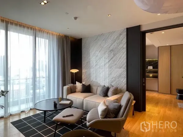 คอนโด ให้เช่าในKhlong Toei, Bangkok - โซฟาหน้าผนังลายหินอ่อน ผ้าม่านโปร่ง และโต๊ะกาแฟทรงกลม