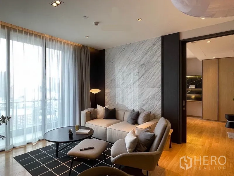 คอนโด ให้เช่าในKhlong Toei, Bangkok - โซฟาหน้าผนังลายหินอ่อน ผ้าม่านโปร่ง และโต๊ะกาแฟทรงกลม