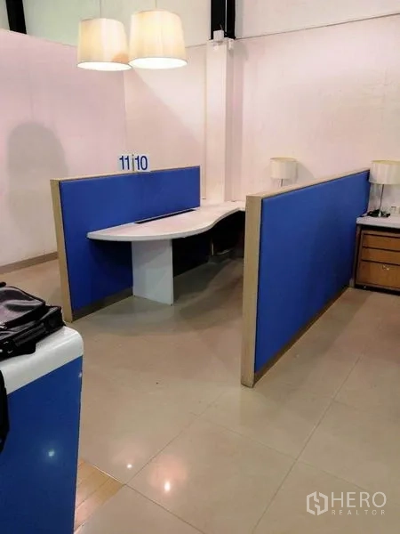 พื้นที่ขายปลีก ให้เช่าในKhlong Toei, Bangkok - เคาน์เตอร์บริการพร้อมผนังกั้นสีน้ำเงินและโคมแขวน