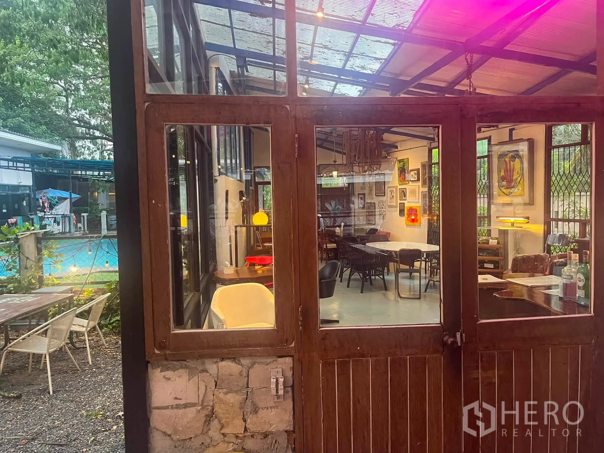 零售空间 for rent in Watthana, Bangkok - 复古木质双开门通向明亮的零售空间。