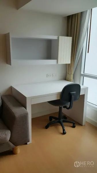 คอนโด ให้เช่าในWatthana, Bangkok - มุมทำงานติดหน้าต่าง พร้อมโต๊ะบิลท์อินและเก้าอี้ทำงาน