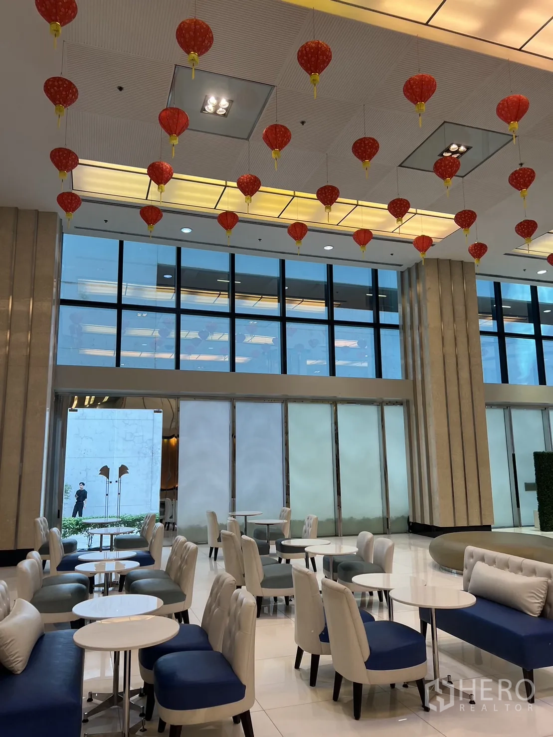 พื้นที่ขายปลีก ให้เช่าในKhlong Toei, Bangkok - โถงค้าปลีกสว่างพร้อมโต๊ะเก้าอี้รับรอง หน้าต่างกระจกสูง และโคมไฟสีแดงแขวนเพดาน