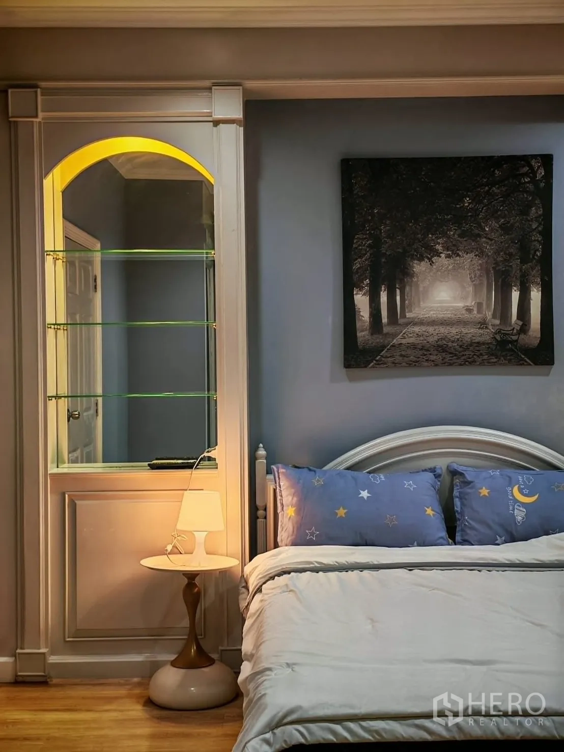 联排别墅 for rent in Yan Nawa, Bangkok - 近景：床与内嵌壁龛搁架及床头灯。