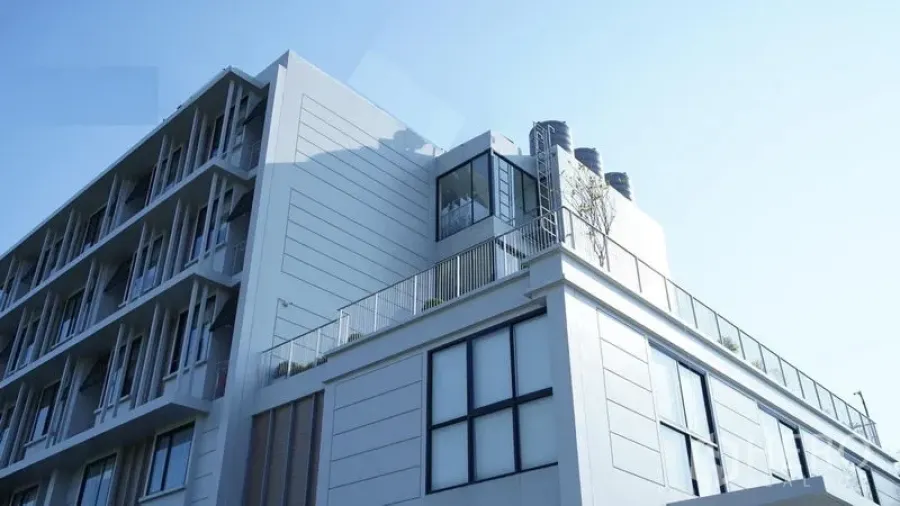 พื้นที่ขายปลีก ให้เช่าในBang Kapi, Bangkok - ด้านนอกอาคารสมัยใหม่ มุมกระจก ระเบียง และดาดฟ้าพร้อมราวกันตก ใต้ท้องฟ้าโปร่ง