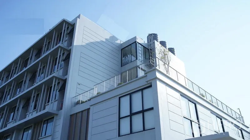 พื้นที่ขายปลีก ให้เช่าในBang Kapi, Bangkok - ด้านนอกอาคารสมัยใหม่ มุมกระจก ระเบียง และดาดฟ้าพร้อมราวกันตก ใต้ท้องฟ้าโปร่ง