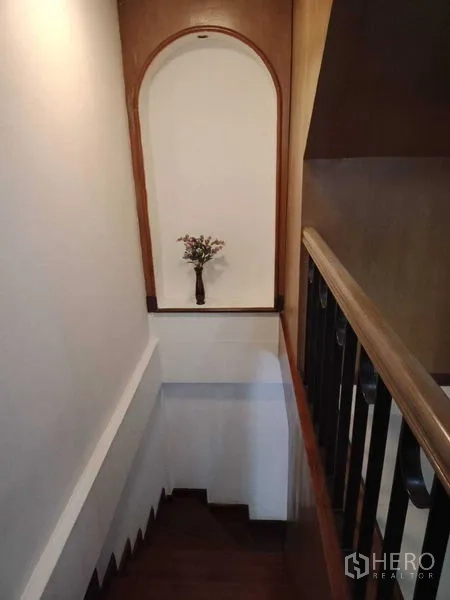 ทาวน์เฮาส์ ให้เช่าในKhlong Toei, Bangkok - โถงบันไดไม้พร้อมช่องตกแต่งและแจกันดอกไม้