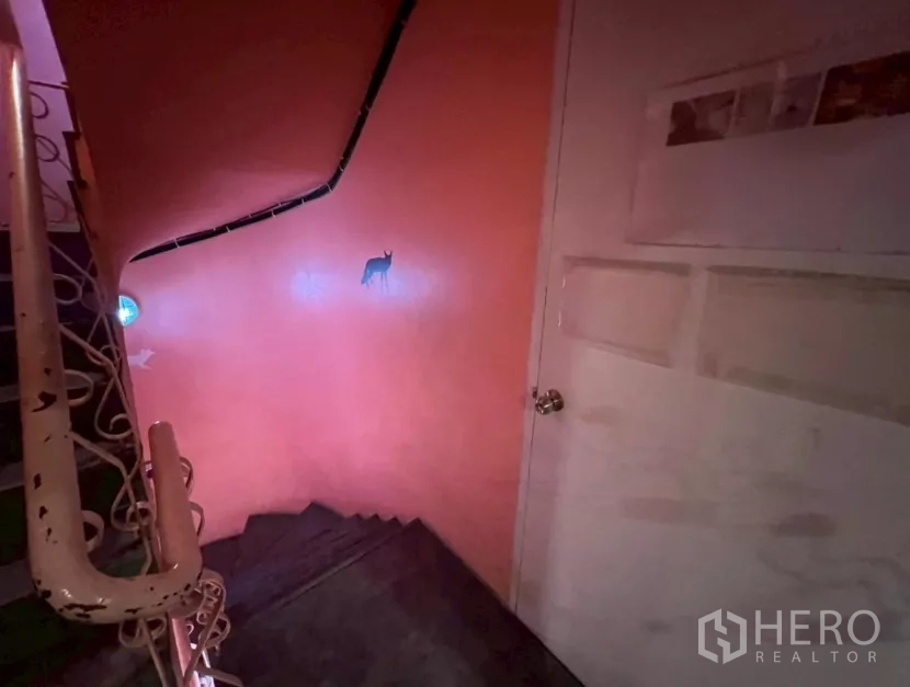 零售空间 出租在Pathum Wan, Bangkok - 楼梯间，弧形扶手、粉橘色墙面与白色门