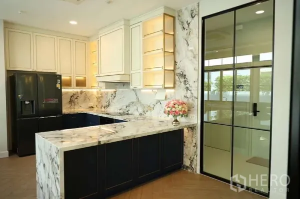 独立式住宅 出租或出售在Saphan Sung, Bangkok - 现代厨房，L形大理石台面、黑色冰箱与玻璃门