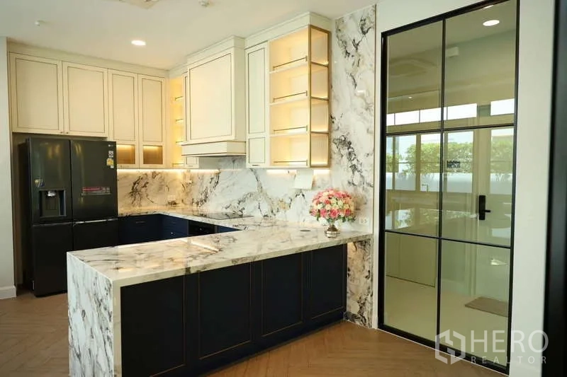 独立式住宅 出租或出售在Saphan Sung, Bangkok - 现代厨房，L形大理石台面、黑色冰箱与玻璃门