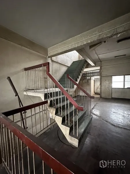 อาคารพาณิชย์ ให้เช่าหรือขายในWatthana, Bangkok - บันไดคอนกรีตพร้อมราวโลหะ เชื่อมต่อหลายชั้น