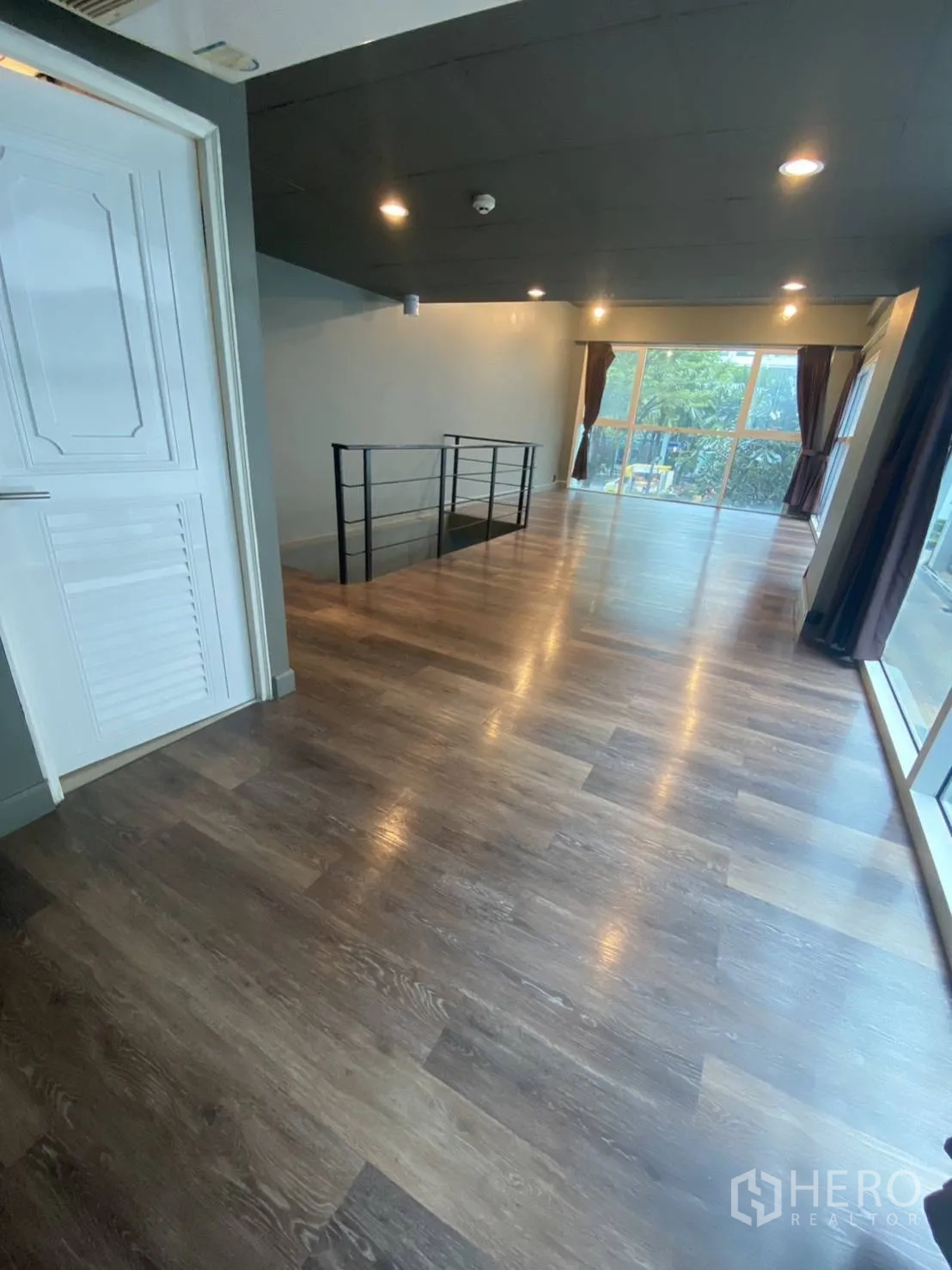 零售空间 出租在Huai Khwang, Bangkok - 上层走廊，筒灯、楼梯口与通高窗。