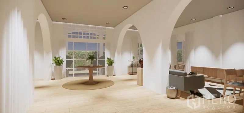 บ้าน ให้เช่าในKhlong Toei, Bangkok - ห้องโถงรับแขกสว่างไสว มีซุ้มโค้ง โต๊ะกลมกลางห้อง และวิวสวน