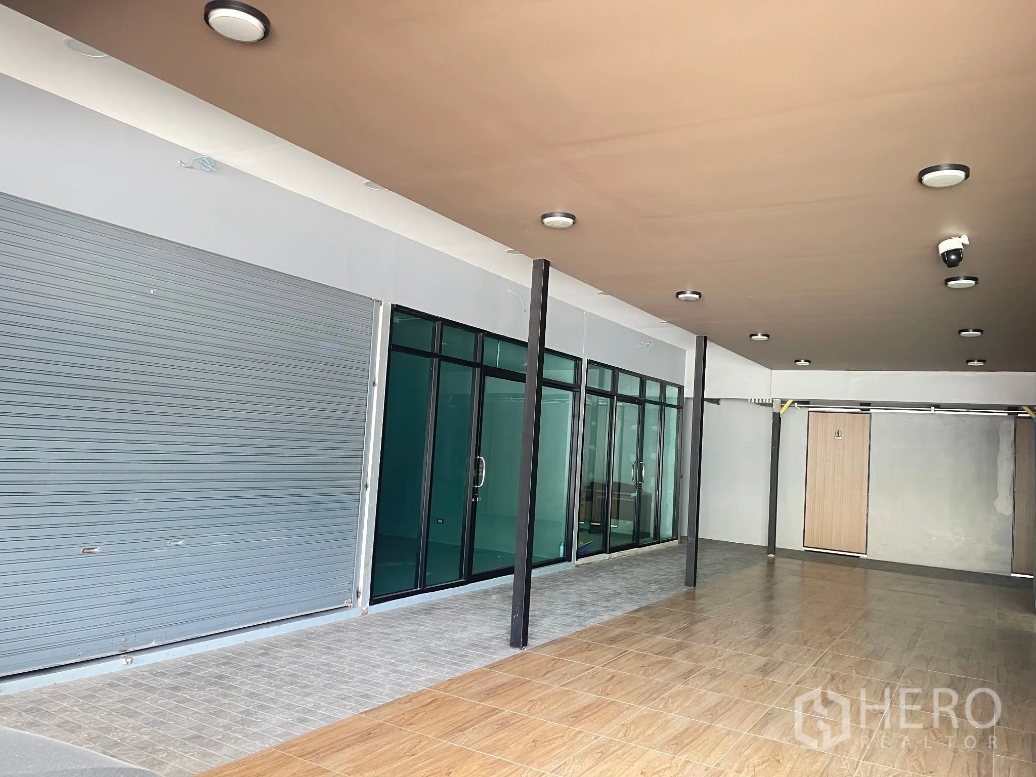 พื้นที่ขายของ for rent in Suan Luang, Bangkok - พื้นที่กึ่งในอาคารพื้นกระเบื้อง เพดานติดดาวน์ไลท์ ผนังกระจก และกล้องวงจรปิด