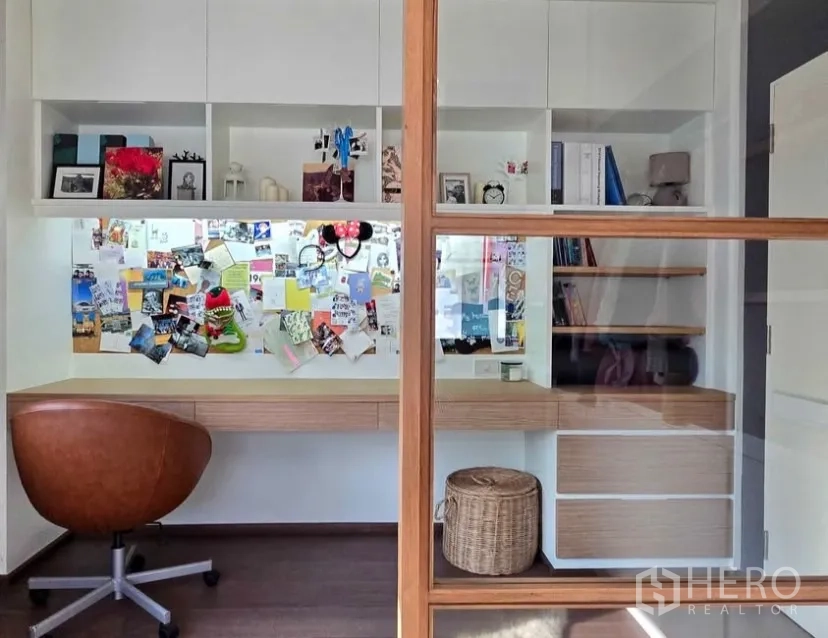 独立式住宅 出租在Bang Phli, Samut Prakan - 带玻璃隔断的书房，内置书桌与储物柜