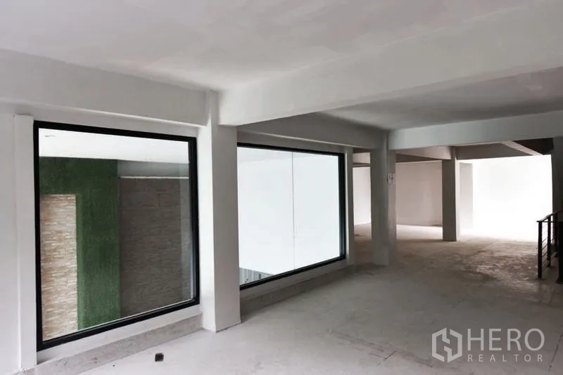 อาคารพาณิชย์ ให้เช่าในWatthana, Bangkok - ชั้นบนมีช่องหน้าต่างกระจกบานใหญ่และเสา มองเห็นโถงบันได