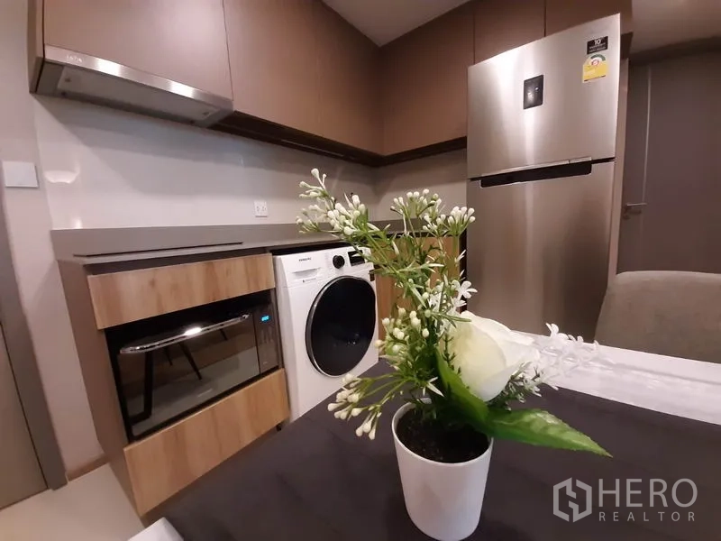 คอนโด ให้เช่าหรือขายในWatthana, Bangkok - ครัวสมัยใหม่พร้อมเตาอบ เครื่องซักผ้า–อบแห้ง และตู้เย็นสแตนเลส