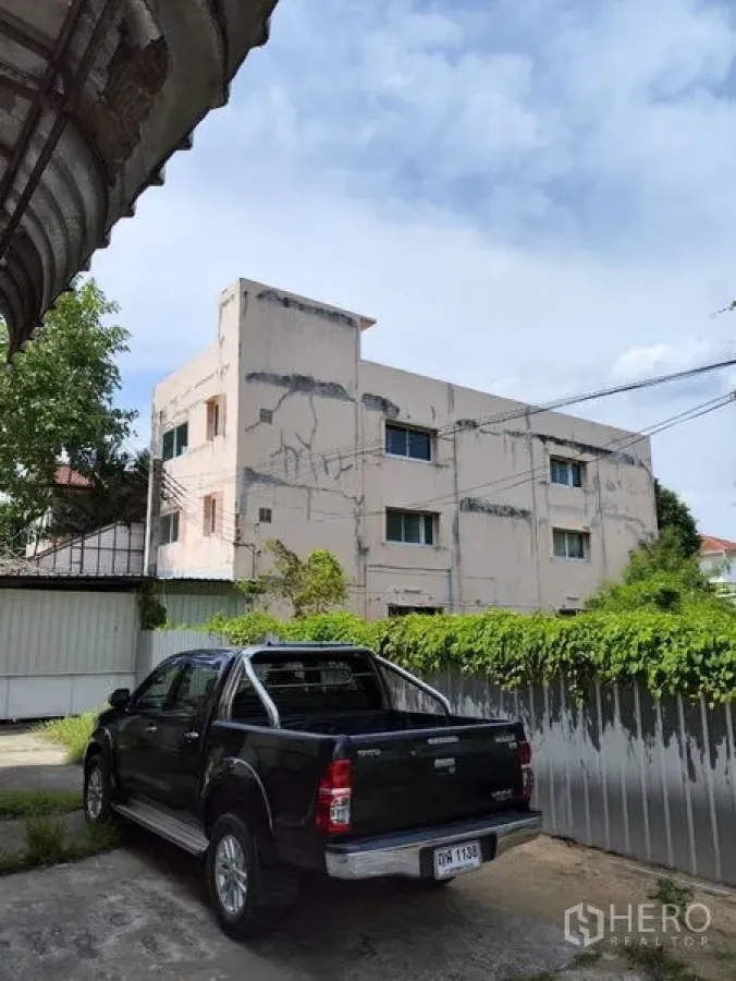 货栈 出租在Bueng Kum, Bangkok - 厂区前院与停车位，临近工业楼外观。