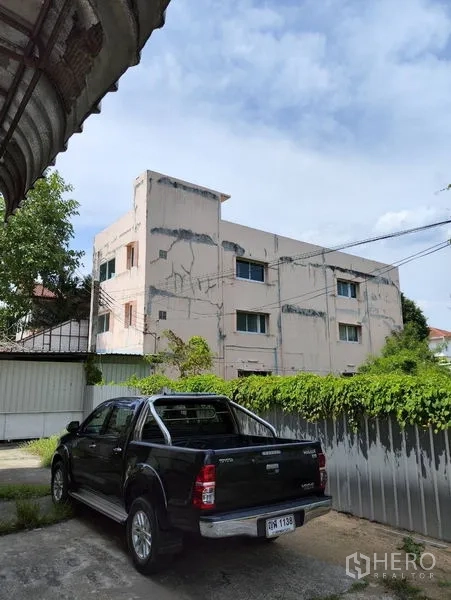 货栈 出租在Bueng Kum, Bangkok - 厂区前院与停车位，临近工业楼外观。