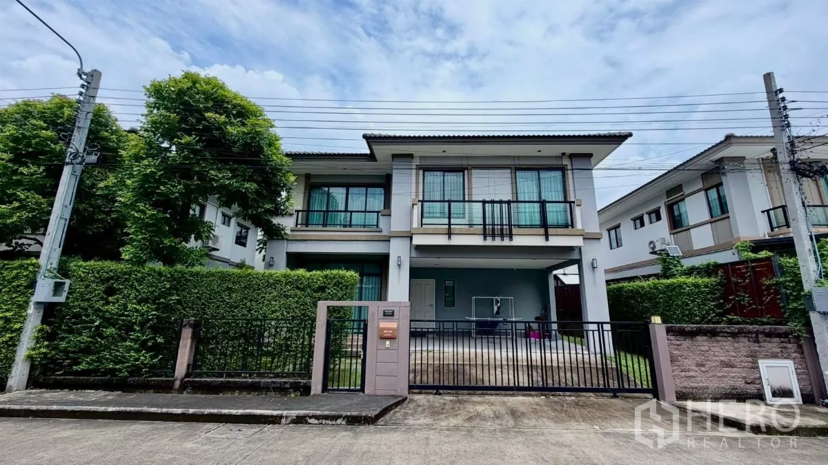 独立式住宅 出租或出售在Bang Phli, Samut Prakan - 两层独栋别墅正立面，带大门车道与修剪整齐的绿篱，位于邦普里。