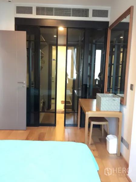 คอนโด ให้เช่าในKhlong Toei, Bangkok - ห้องนอนพร้อมตู้เสื้อผ้าบานกระจก โต๊ะทำงาน/โต๊ะเครื่องแป้ง และพื้นไม้