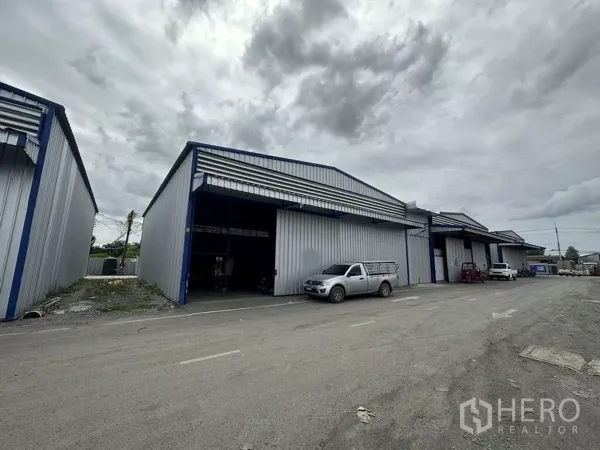 货栈 出租在Khlong Luang, Pathum Thani - Khlong Luang 钢板外墙仓库一排，宽阔装卸口与停车位，临项目通道。