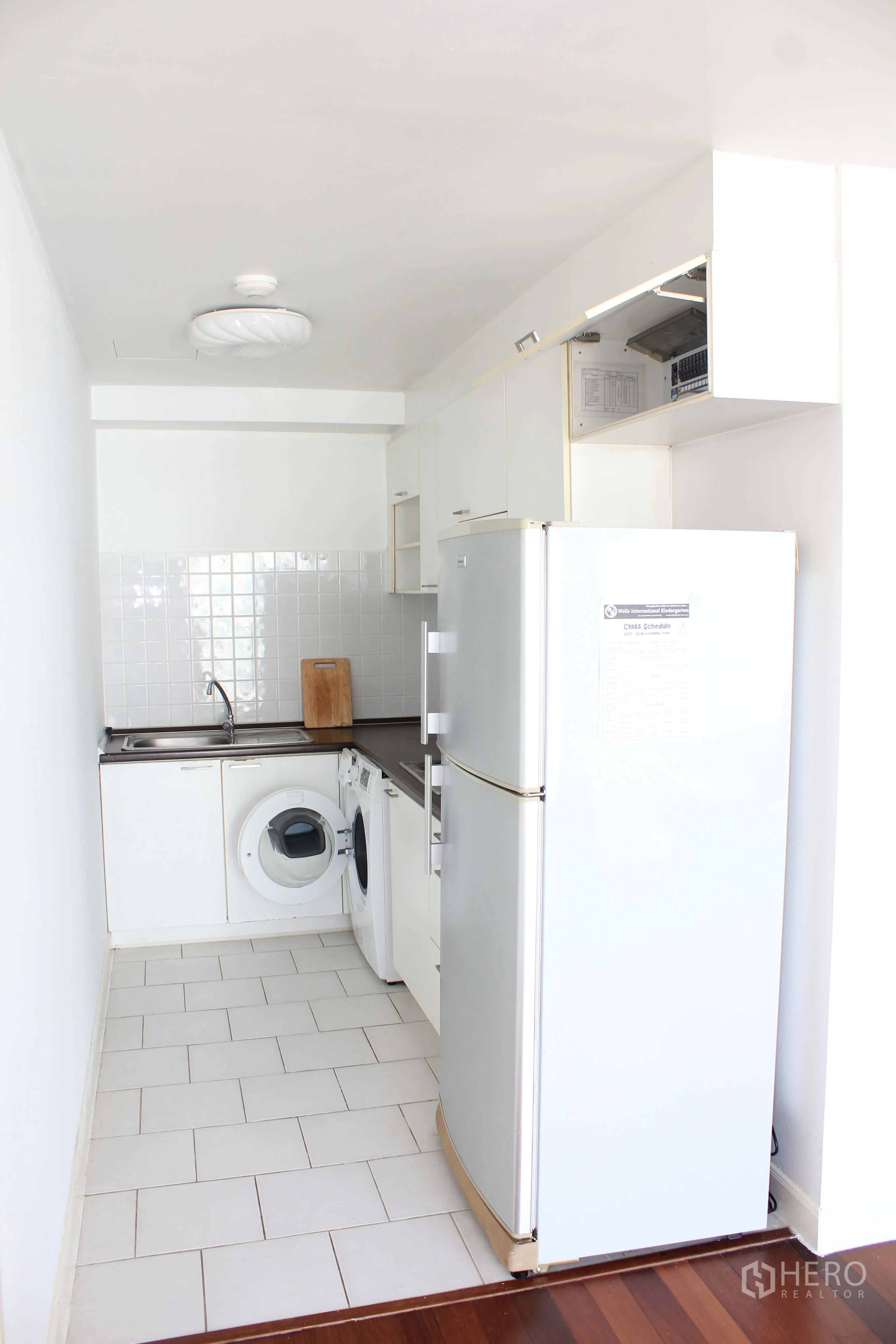 คอนโด ให้เช่าในWatthana, Bangkok - ครัวขาวสไตล์แพนทรี่ มีอ่างล้างจาน เคาน์เตอร์ ตู้เย็น และเครื่องซักผ้า