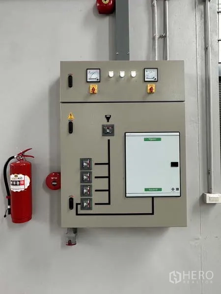 คลังสินค้า ให้เช่าในSamut Prakan - ตู้ควบคุมไฟฟ้าอุตสาหกรรมพร้อมถังดับเพลิงภายในโกดัง.