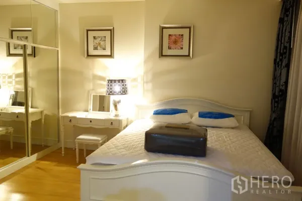 คอนโด ให้เช่าในKhlong Toei, Bangkok - ห้องนอนสไตล์อบอุ่น ตู้เสื้อผ้าบานกระจกและโต๊ะเครื่องแป้งสีขาว