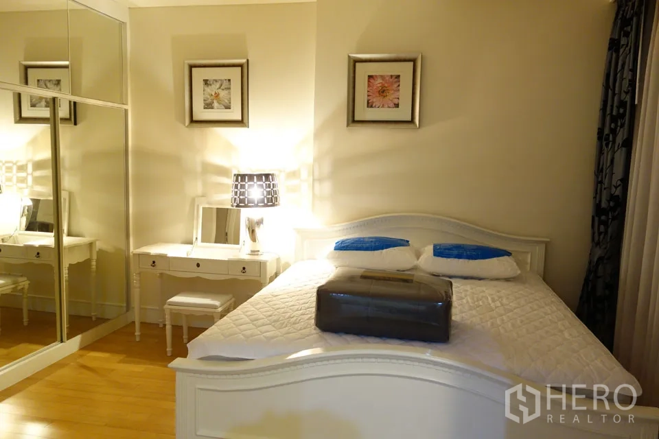 คอนโด ให้เช่าในKhlong Toei, Bangkok - ห้องนอนสไตล์อบอุ่น ตู้เสื้อผ้าบานกระจกและโต๊ะเครื่องแป้งสีขาว