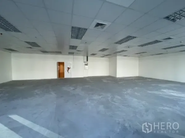 สำนักงาน ให้เช่าในKhlong Toei, Bangkok - พื้นที่สำนักงานเปล่า ผนังสีขาว เพดานหลุมติดไฟ และประตูไม้.