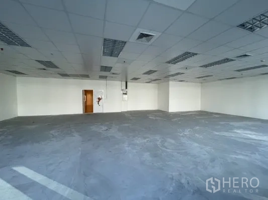 สำนักงาน ให้เช่าในKhlong Toei, Bangkok - พื้นที่สำนักงานเปล่า ผนังสีขาว เพดานหลุมติดไฟ และประตูไม้.