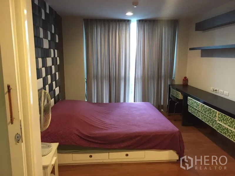 คอนโด ให้เช่าในPhaya Thai, Bangkok - ห้องนอนกว้าง ผนังลายจุดเด่น เตียงคิงส์ไซส์ โต๊ะทำงาน ชั้นวาง และผ้าม่านทึบ