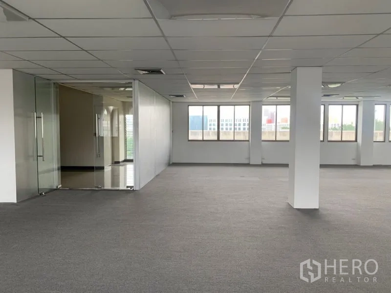 สำนักงาน ให้เช่าในRatchathewi, Bangkok - พื้นที่ออฟฟิศโล่งปูพรม เพดานทีบาร์ พร้อมห้องประชุมกระจกข้างหน้าต่างบานใหญ่