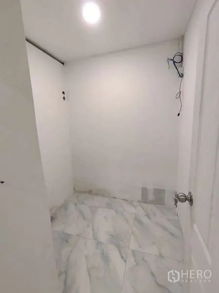 零售空间 出租在Din Daeng, Bangkok - 额外白色房间，仿大理石地面，可作储藏或办公室。