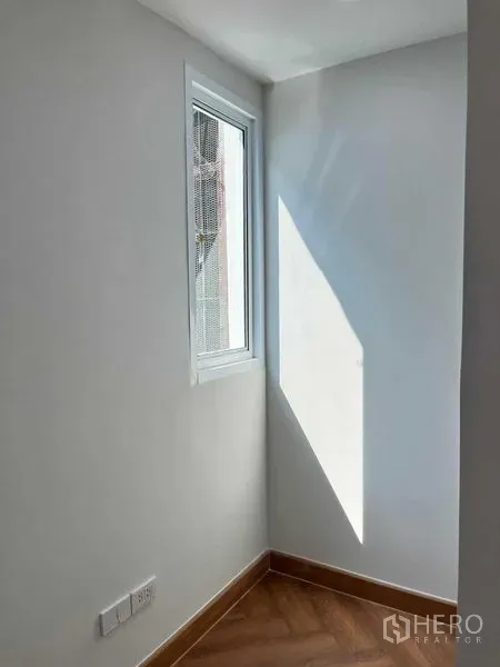 ทาวน์เฮาส์ ขายในPhra Khanong, Bangkok - มุมหน้าต่างรับแสงธรรมชาติบนพื้นลายไม้ในตัวบ้าน