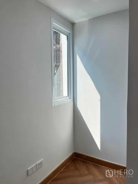 ทาวน์เฮาส์ ขายในPhra Khanong, Bangkok - มุมหน้าต่างรับแสงธรรมชาติบนพื้นลายไม้ในตัวบ้าน