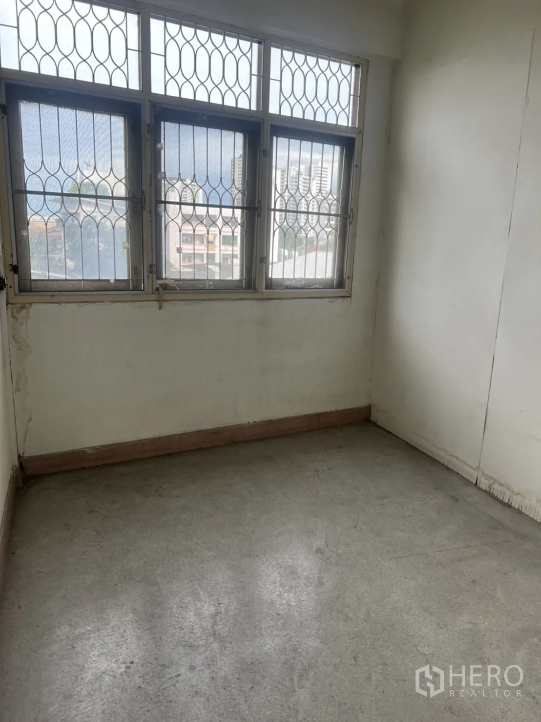 店屋 出租在Watthana, Bangkok - 小房间，带防盗窗与城市景观。