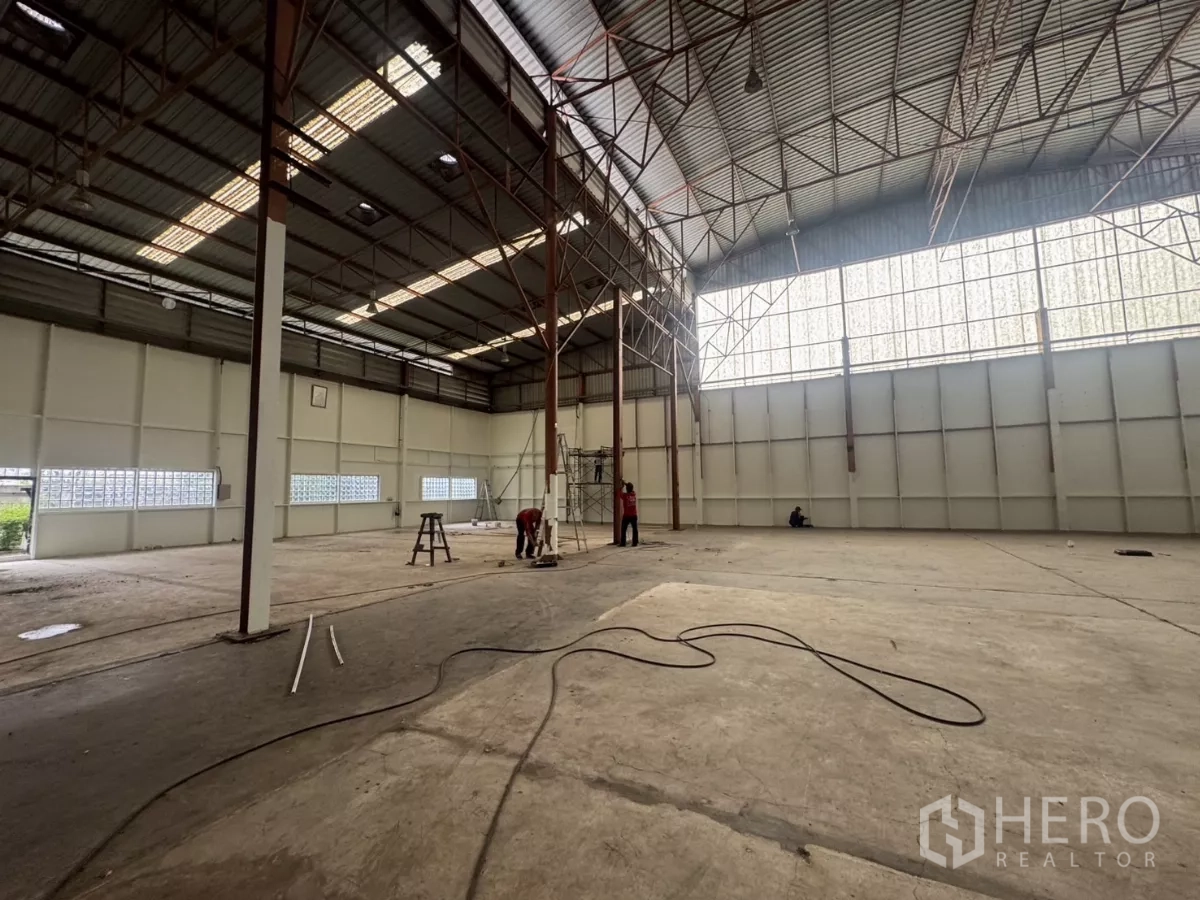 工厂 出租在Pak Kret, Nonthaburi - 厂房内部侧墙玻璃砖窗，引入自然光覆盖地面。